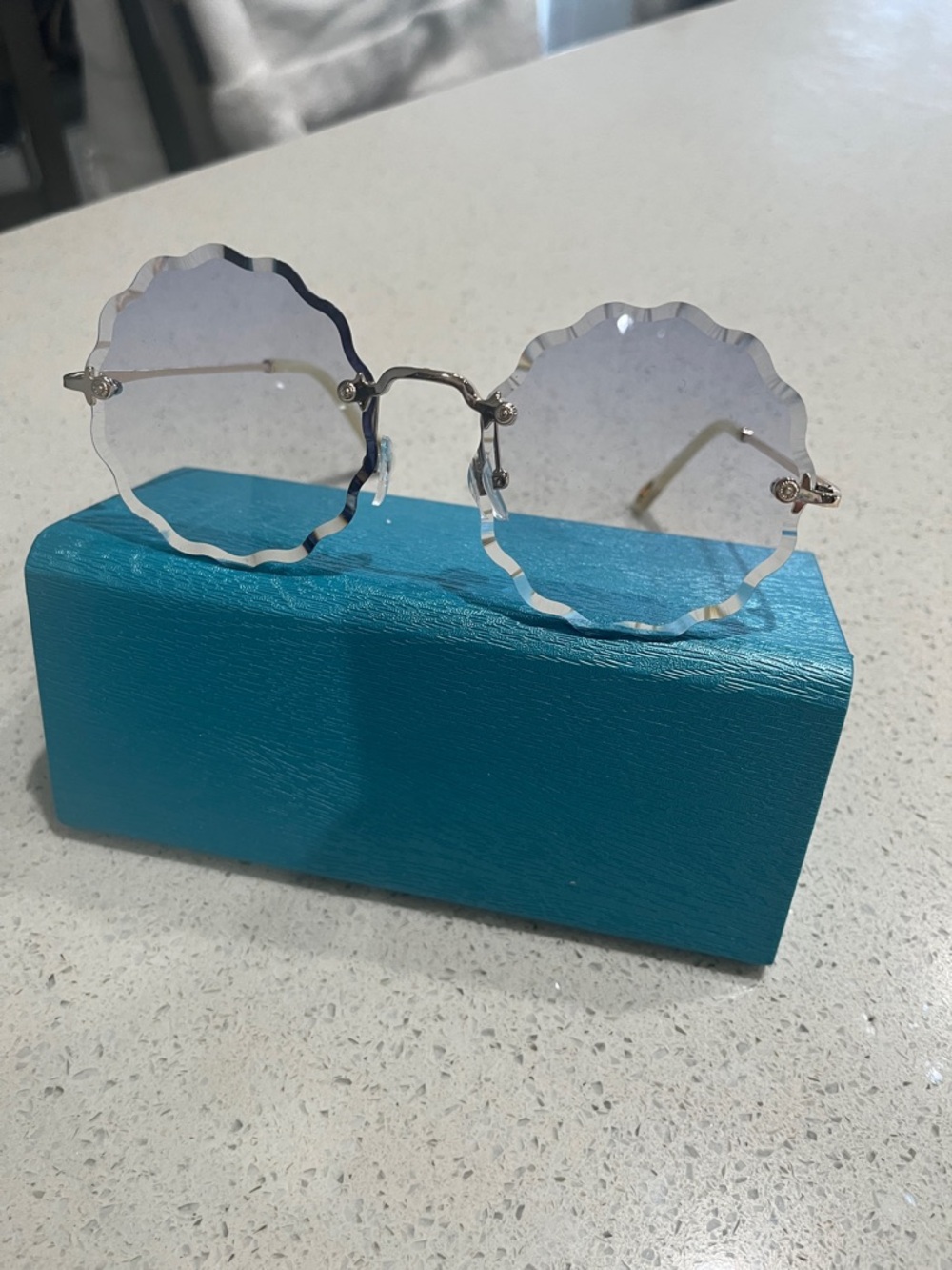 Scalloped Round Rimless Sunglasses - Light Blue Lenses